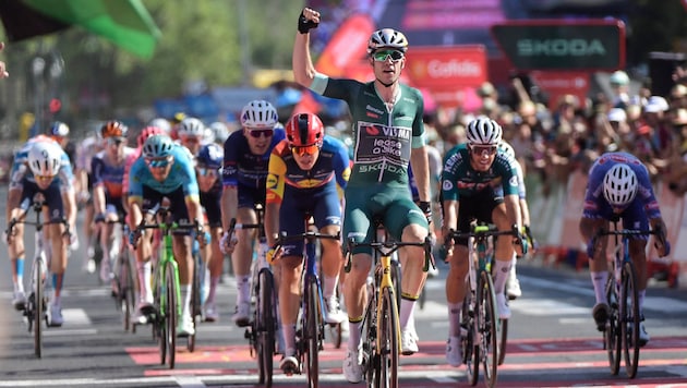 Belgian professional cyclist Wout van Aert celebrates his victory. (Bild: AFP/APA/CRISTINA QUICLER)