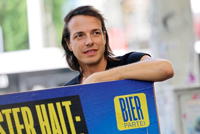 "Please don't flutter it" - Marco Pogo asks to leave the stands standing.