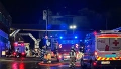 Rund hundert Einsatzkräfte waren vor Ort, um den Brand einzudämmen. (Bild: ZOOM Tirol)