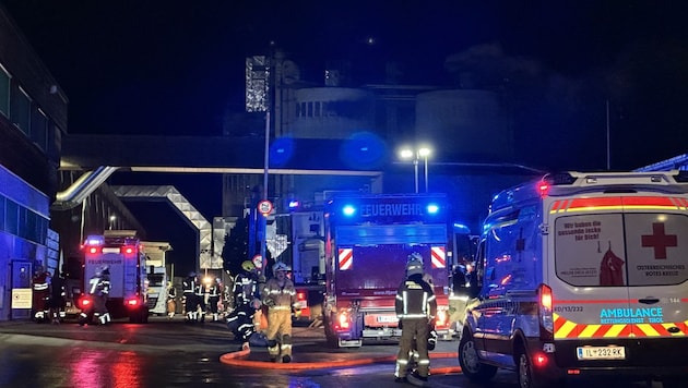 Rund hundert Einsatzkräfte waren vor Ort, um den Brand einzudämmen. (Bild: ZOOM Tirol)