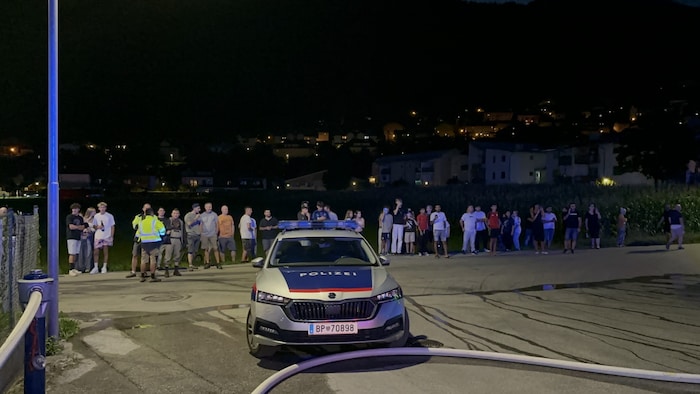 Aufgeschreckt durch die Sirenen kamen zahlreiche Anrainer, um sich ein Bild von der Lage zu ...