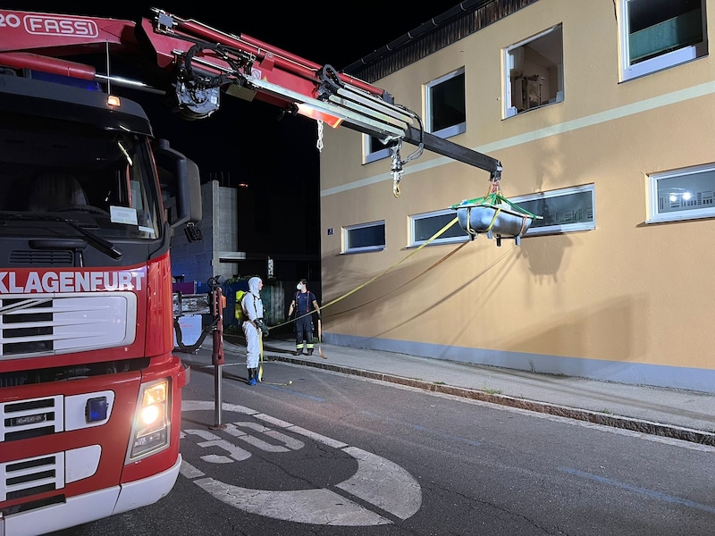 The bathtub was retrieved with a crane. (Bild: Berufsfeuerwehr Klagenfurt)