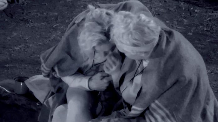 Daniela Büchner let Sarah Knappik comfort her.