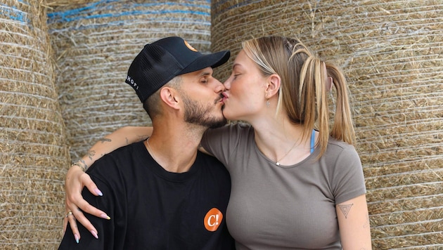 Verliebt wie am ersten Tag: Cheyenne Ochsenknecht und Ehemann Nino Sifkovits haben mittlerweile zwei kleine Kinder.  (Bild: Jauschowetz Christian/Christian Jauschowetz)