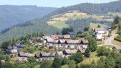 Die Tat in der kleinen Ortschaft hatte sich gegen 23 Uhr ereignet. Der 43-Jährige wählte danach den Notruf und stellte sich selbst der Polizei. (Bild: wikimedia.org)