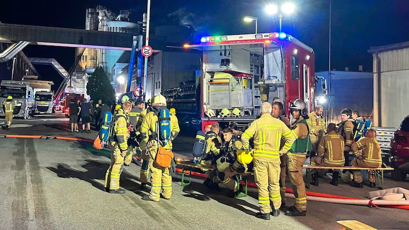 110 firefighters from five fire departments were in action until around 1 am. (Bild: ZOOM Tirol/zoom.tirol)