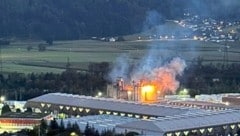 Gegen 20.40 Uhr kam es zur ersten Explosion. (Bild: ZOOM Tirol/zoom.tirol)