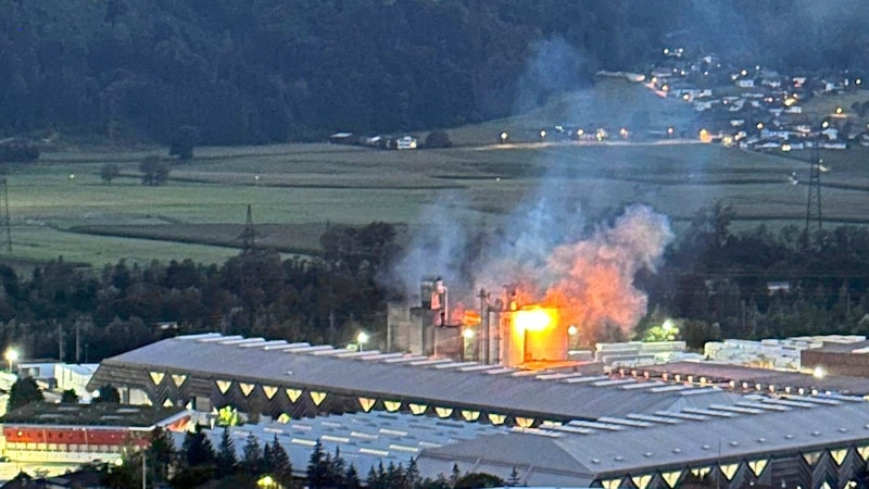 Gegen 20.40 Uhr kam es zur ersten Explosion. (Bild: ZOOM Tirol/zoom.tirol)