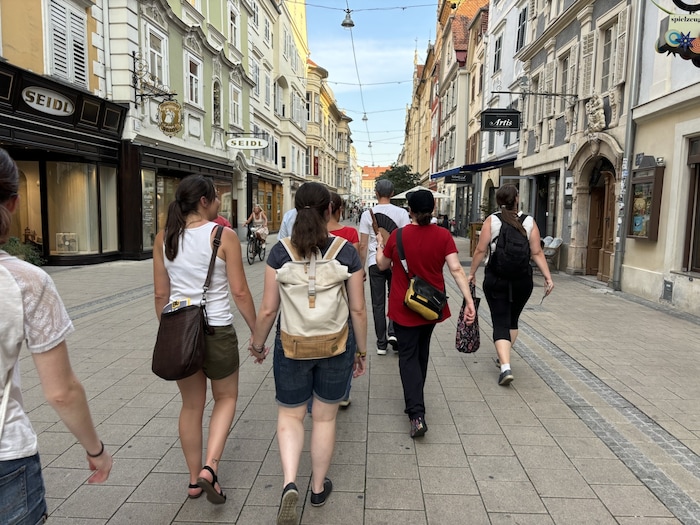 Am Weg durch die Schmiedgasse.