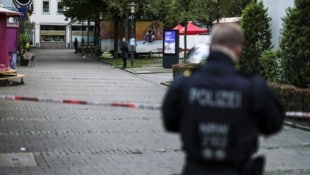 Die Fahndung nach dem Messerangreifer läuft auf Hochtouren. (Bild: APA/dpa/Christoph Reichwein)