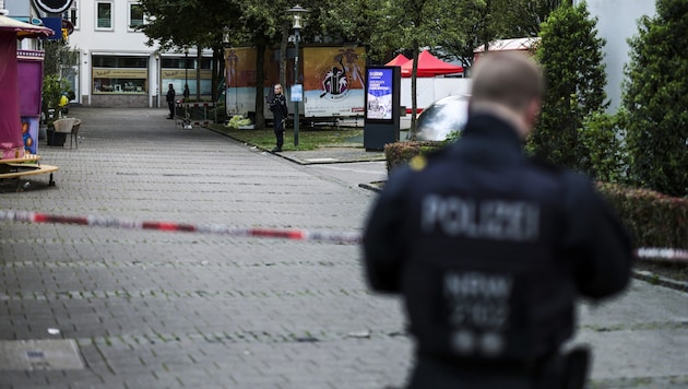 The manhunt for the knife attacker is in full swing. (Bild: APA/dpa/Christoph Reichwein)