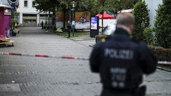 Die Fahndung nach dem Messerangreifer läuft auf Hochtouren. (Bild: APA/dpa/Christoph Reichwein)