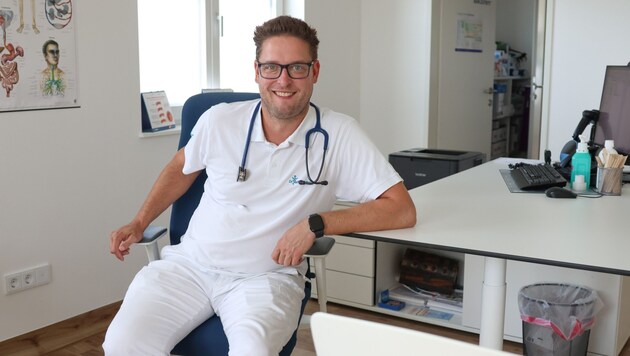 Doctor Stefan Sallaberger safe and sound in his practice in Edt bei Lambach. (Bild: laumat)