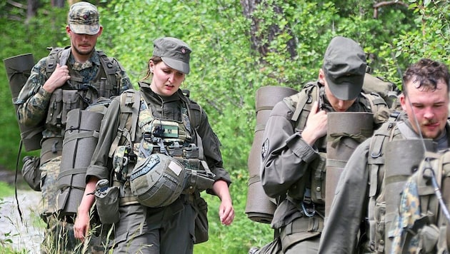 Zoe (nicht im Bild), Philipp, Florian und Marius (von rechts) nahmen Redakteurin Nicole Greiderer (2. von links) mit.  (Bild: Johanna Birbaumer)