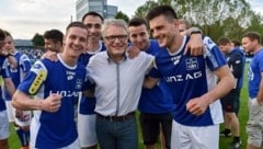 Klaus Luger im Jahr 2016 nach dem Sieg von BW Linz im Regionalliga-Derby gegen Steyr mit seinen Blau-Weißen. (Bild: Harald Dostal)