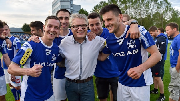 Klaus Luger im Jahr 2016 nach dem Sieg von BW Linz im Regionalliga-Derby gegen Steyr mit seinen Blau-Weißen. (Bild: Harald Dostal)