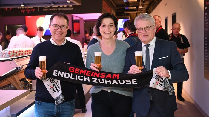 Blau-Weiß-Fan Klaus Luger sorgte auch für die „Heimkehr“ des LASK auf die Gugl.