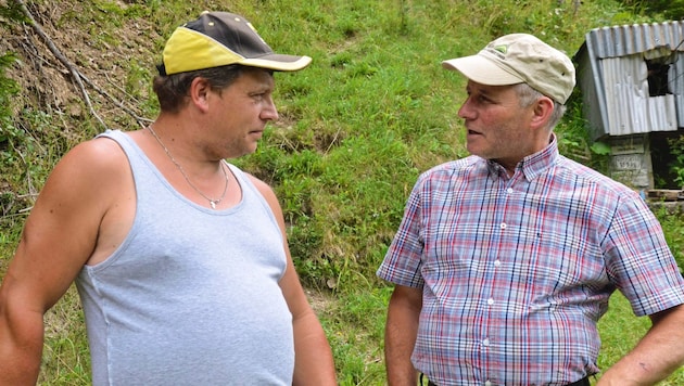 Elmar Monz (rechts) erläutert Bergbauer Harald Netzer die Idee. (Bild: Daum Hubert/DAUM Hubert)