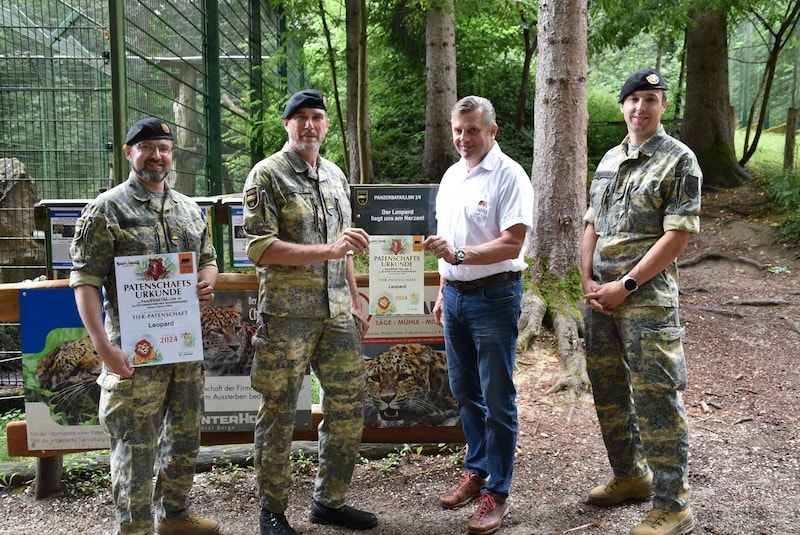 Leopard sponsorship: Hans Kogler and Stefan Hammelmüller from Tierpark Stadt Haag during the military visit (Bild: © Tierpark Stadt Haag / Herbert Stoschek)