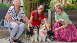 Bewohnerin Christine Scheiner mit Besitzerin Vera Kainz und Hunden „Rory“, „Peet“ und „Alvi“ sowie Teschl-Hofmeister. (Bild: NLK)