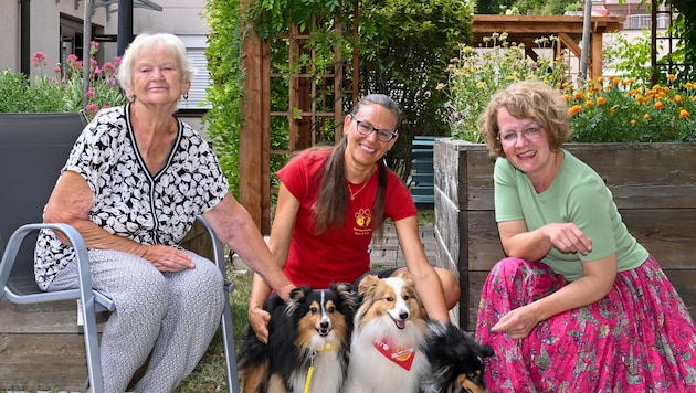 Bewohnerin Christine Scheiner mit Besitzerin Vera Kainz und Hunden „Rory“, „Peet“ und „Alvi“ sowie Teschl-Hofmeister. (Bild: NLK)