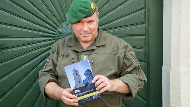 Military priest Alexander M. Wessely with his latest work. He is currently working on volume number four. (Bild: Charlotte Titz)