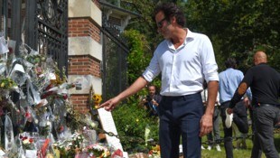 Alain Delons Sohn Anthony Delon begutachtete vor dem Begräbnis des französischen Filmstars die ...