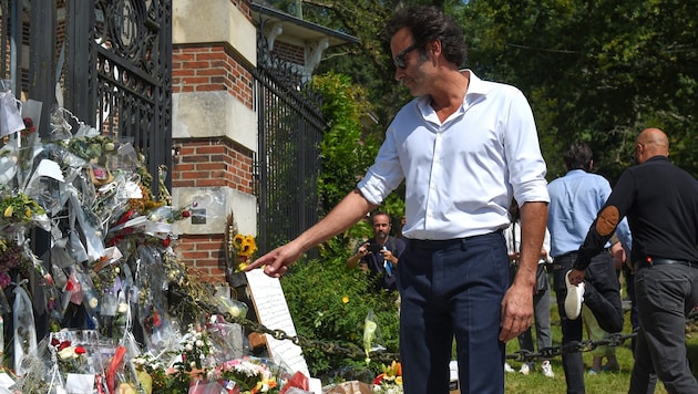 Alain Delons Sohn Anthony Delon begutachtete vor dem Begräbnis des französischen Filmstars die zahlreichen Blumen und Beileidsbekundungen, die vor dem Anwesen in Douchy hinterlegt wurden. (Bild: APA/AFP/GUILLAUME SOUVANT)