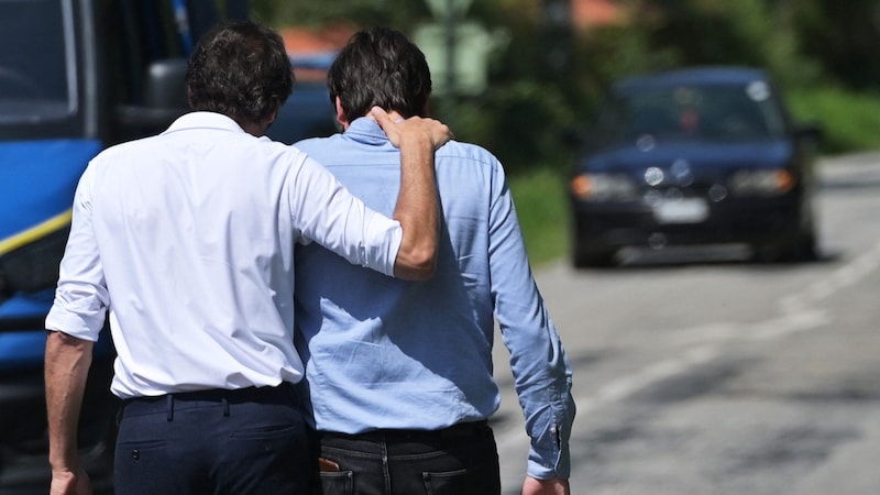 Delon's sons gave each other strength before their father's funeral. (Bild: APA/AFP/GUILLAUME SOUVANT)