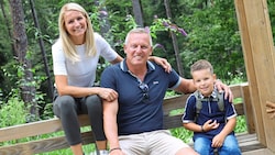 Mario und Sabrina Kunasek sind seit 2018 verheiratet, Sohn Theo ist fünf Jahre alt. Zur Feier im südsteirischen Leibnitz kamen auch der damalige Vizekanzler Heinz-Christian Strache und Außenministerin Karin Kneissl. (Bild: Jauschowetz Christian)