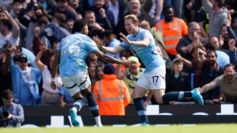 Savinho (l.) jubelt mit Kevin de Bruyne. (Bild: AP ( via APA) Austria Presse Agentur/ASSOCIATED PRESS)