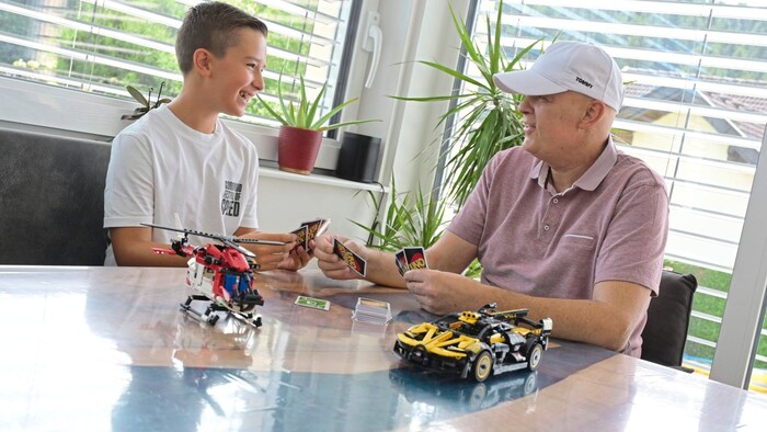 Hannes Primus mit Sohn Fabio (12), der mit Papa gerne Lego baut und Uno spielt