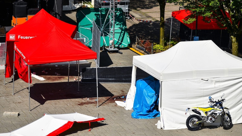 Pictures of the crime scene reveal the horror that took place on Friday evening. (Bild: EPA/EPA-EFE)