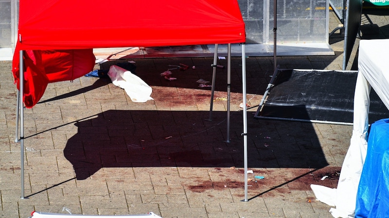 Pictures of the crime scene reveal the horror that took place on Friday evening. (Bild: EPA-EFE)