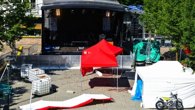 The scene of the crime: the attacker stabbed himself in front of the festival stage. (Bild: EPA)