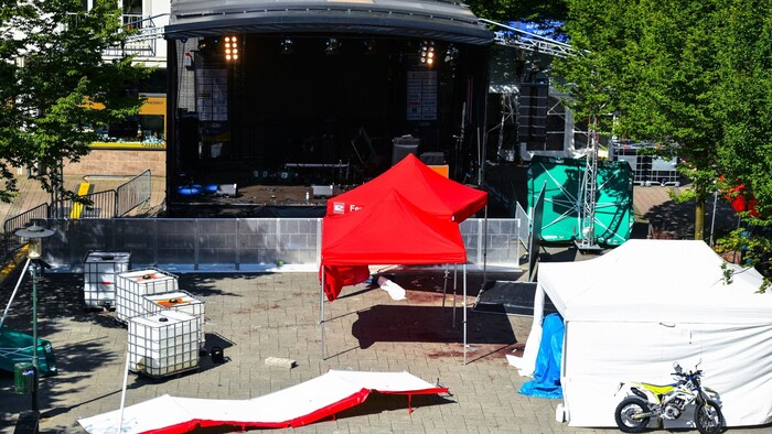 Vor der Festbühne feierten den Menschen, als der Unbekannte zustach.