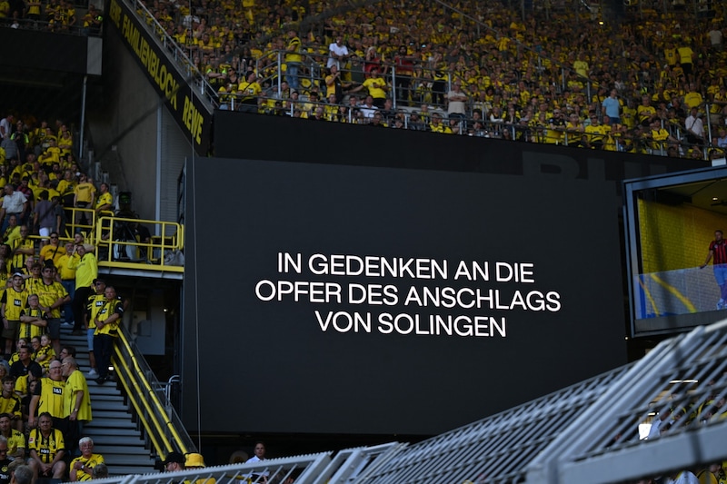 The victims of the terrorist attack were also remembered at the soccer match between Borussia Dortmund and Eintracht Frankfurt on Saturday evening. (Bild: AFP or licensors)