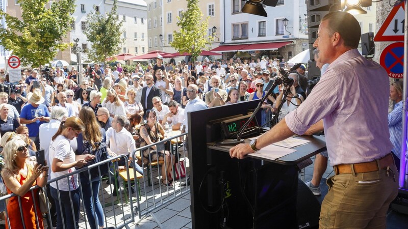 Vorredner Volker Reifenberger zitiert mehrmals den vom religiösen „Vater Unser“ abgeleiteten Slogan: „Euer Wille geschehe.“ (Bild: Tschepp Markus)