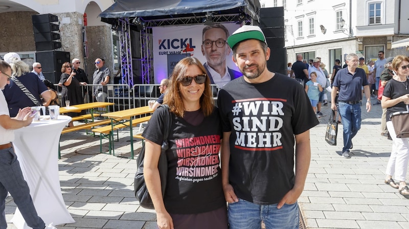 Proteste gegen den Auftritt des FPÖ-Chefs gab es keine. Als „stille Kritiker“ stellte sich dieses Pärchen vor die Bühne. Kickls Rede verlief ohne Zwischenfall. (Bild: Tschepp Markus)