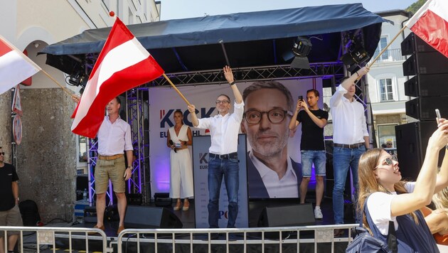 Kickl waves the flag as he enters the stage. Shortly before leaving, he dreams of being the "father of the Austrian family". (Bild: Tschepp Markus)