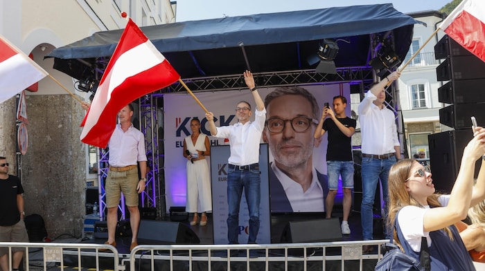 Beim Betreten der Bühne schwenkt Kickl die Fahne. Kurz vor dem Verlassen träumt er davon, „Vater ...