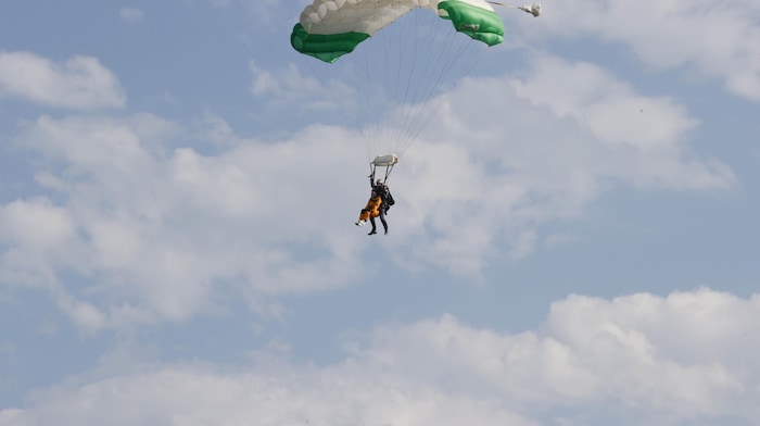 Edtstadler und Steiner im Landeanflug auf die Schwarzenberg-Kaserne in Wals