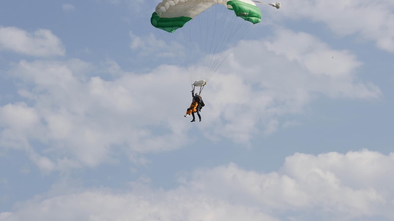 Edtstadler und Steiner im Landeanflug auf die Schwarzenberg-Kaserne in Wals (Bild: Tschepp Markus)