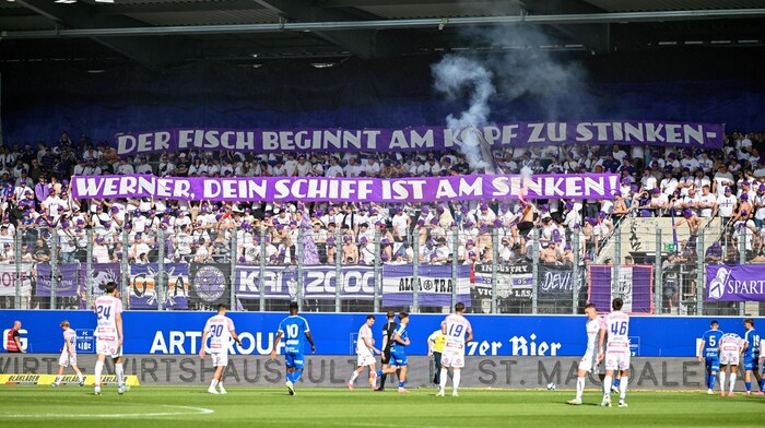 Austria-Fans beim Saisonauftakt in Linz gegen FC Blau Weiß.