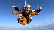 Die Ministerin und ihr Pilot: Karoline Edtstadler und Fallschirm-Profi Paul Steiner.
