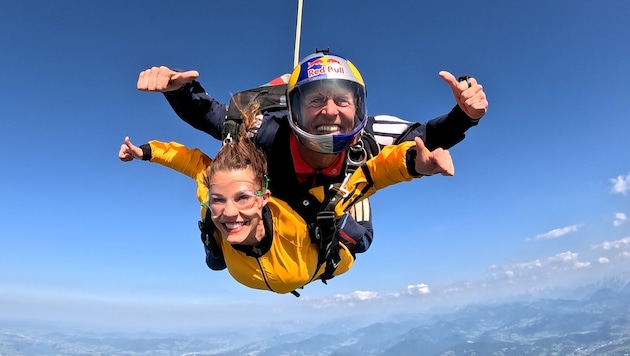 The minister and her pilot: Karoline Edtstadler and professional parachutist Paul Steiner. (Bild: HSV Red Bull Salzburg)