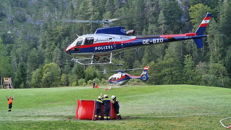 Auch Polizeihubschrauber sind im Einsatz (Bild: FF Palfau)