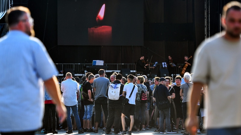 In Solingen, hundreds of people gathered in the city center to commemorate the victims. (Bild: EPA/EPA-EFE)