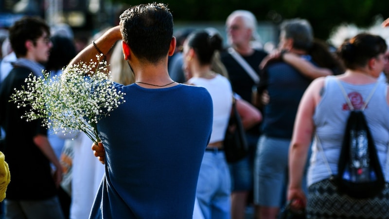 In Solingen, hundreds of people gathered in the city center to remember the victims. (Bild: EPA/EPA-EFE)