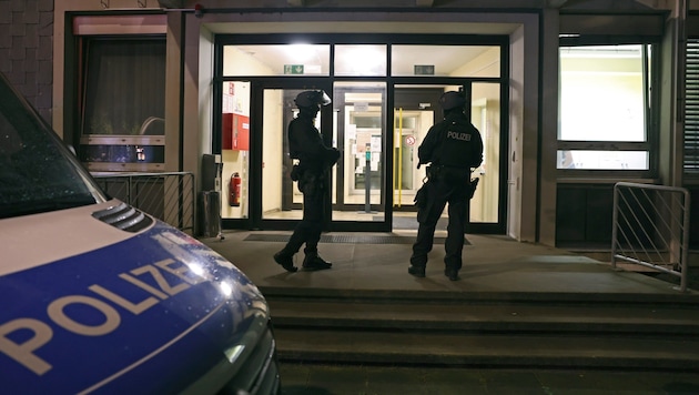 A special task force of German police stormed an asylum home not far from the site of the attack in Solingen on Saturday evening. (Bild: EPA)